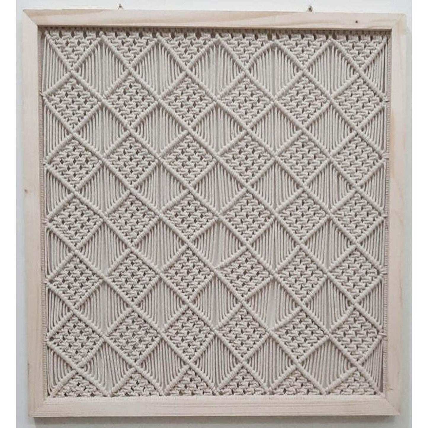 HANDCRAFTED DIAMOND-PATTERN MACRAMÉ WALL MURAL